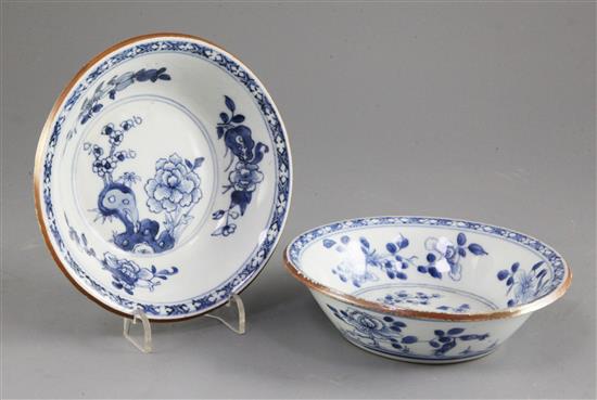 A pair of Chinese blue and white bowls, early 18th century, diameter 15.5cm